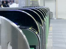 横浜駅から徒歩8分